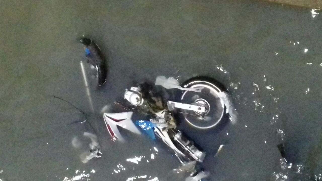 Três motociclistas caem em igarapé durante forte chuva em Manaus