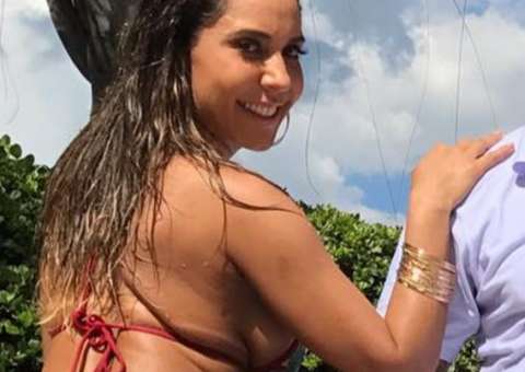  Mulher Melão posa aberta de fio-dental e mostra demais