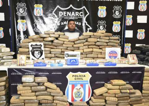 Homem é preso com 330 kg de drogas escondidos dentro de casa em Manaus