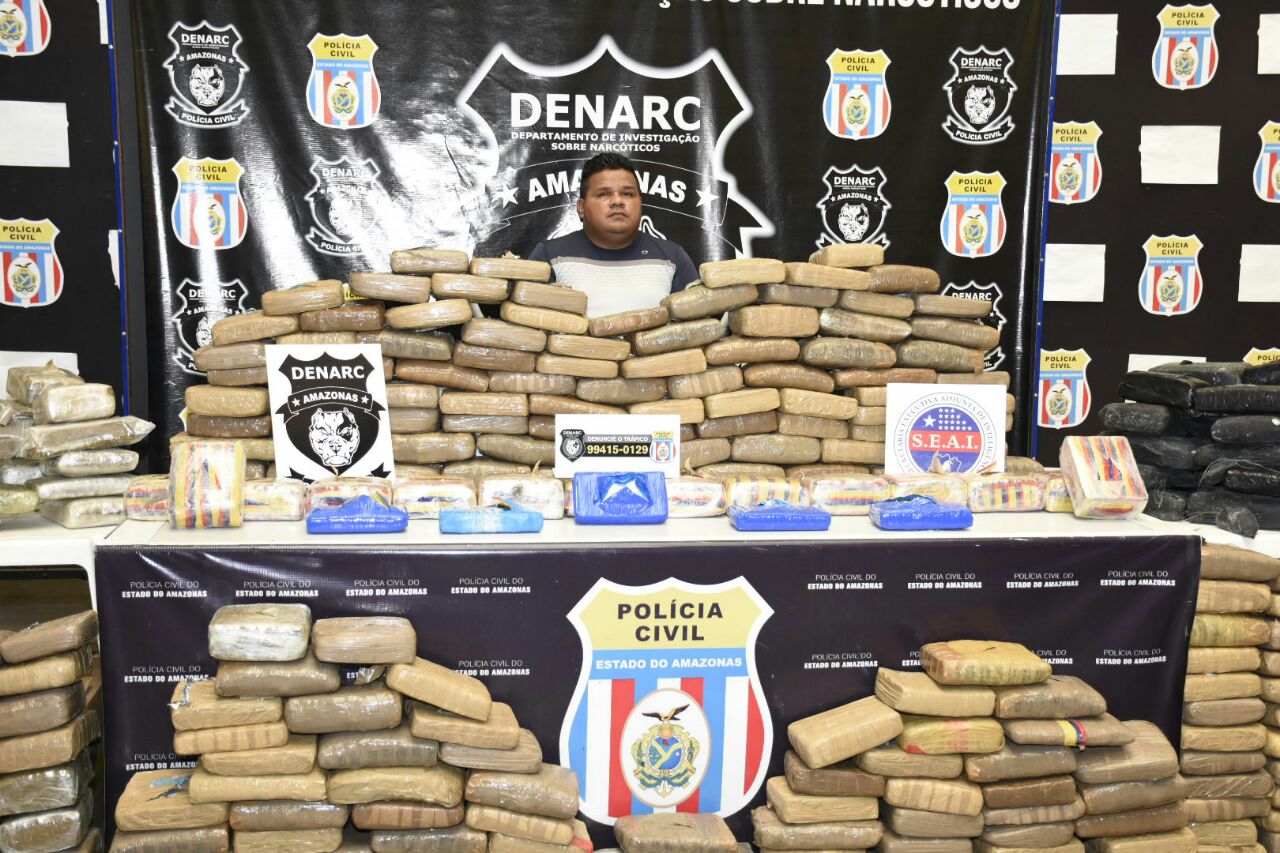 Homem é preso com 330 kg de drogas escondidos dentro de casa em Manaus