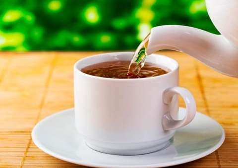 Chás facilitam a digestão e aliviam os sintomas de desconforto estomacal 