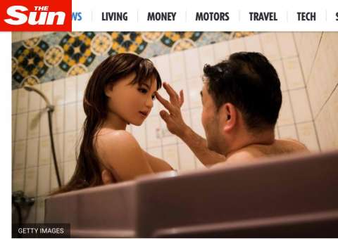 Homem se apaixona por boneca de silicone, que divide casa com esposa e filha