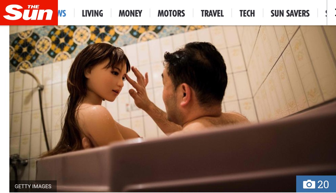 Homem se apaixona por boneca de silicone, que divide casa com esposa e filha