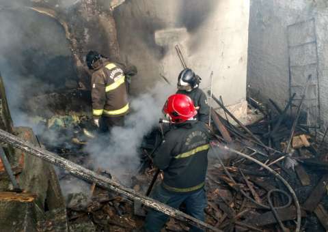 Funcionário quase incendeia mercadinho durante queima de lixo em Manaus