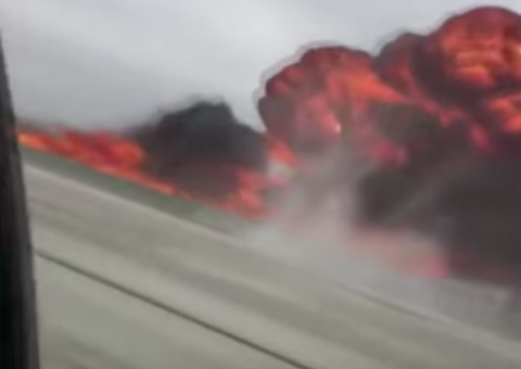 Avião explode após cair em estrada movimentada e milagre acontece