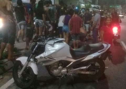 Mulher fica inconsciente após cair de moto em avenida de Manaus