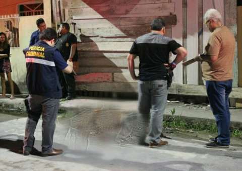Trio executa homem a tiros na frente de amigo em Manaus