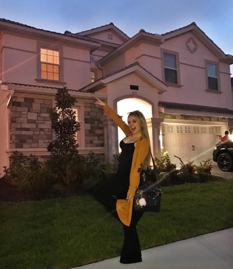  Nos EUA, Larissa Manoela mostra condomínio luxuoso de sua mansão em Orlando