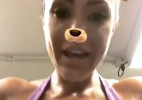  Com seios 'explodindo', Gracyanne Barbosa grava vídeos suando muito na academia