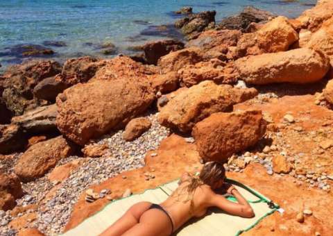 Yasmin Brunet posa de topless em Ibiza e bumbum perfeito chama atenção