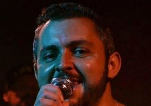 Cantor sertanejo morre em colisão entre carro e motos em SP