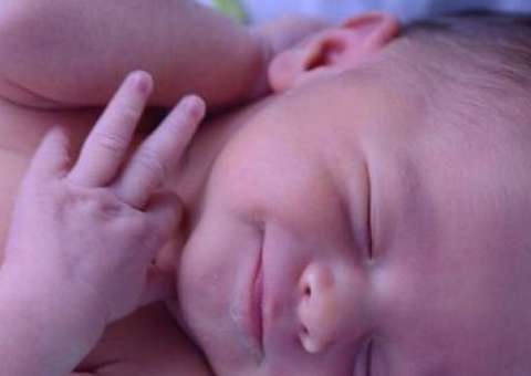  Bebê nasce ‘morta’, pai clama a Deus por milagre e ela volta a viver