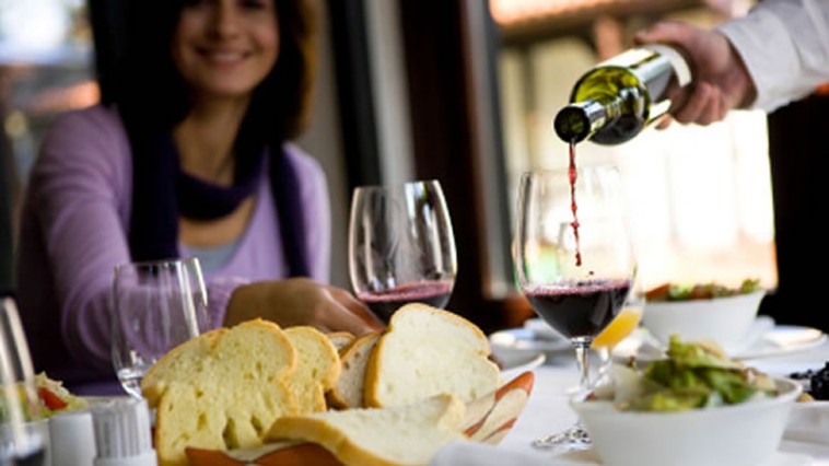 Beber líquido durante as refeições realmente engorda ?