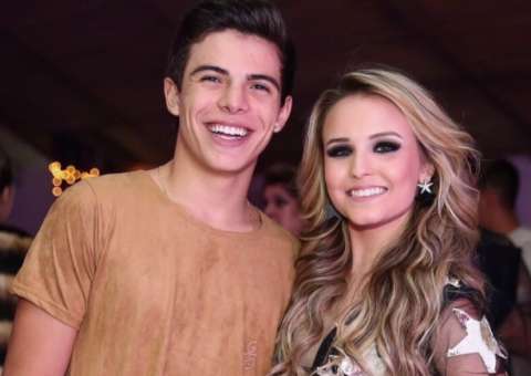 Aos 16, Larissa Manoela troca alianças com Thomaz Costa nos EUA