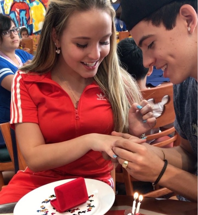 Aos 16, Larissa Manoela troca alianças com Thomaz Costa nos EUA