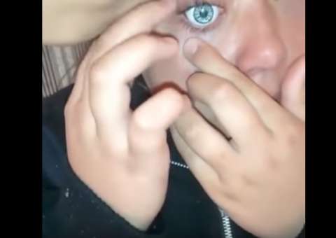Garota enfia olho de boneca em seu próprio olho e vídeo viraliza. Veja 