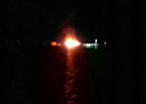 No Amazonas, incêndio destrói flutuante que guardava combustível