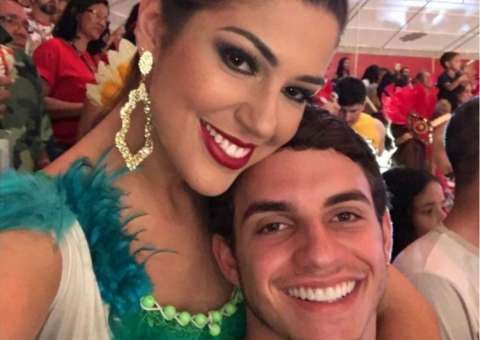 No Festival de Parintins, Vivian Amorim posa com Gretchen, Nicole Bahls e ex-BBBs