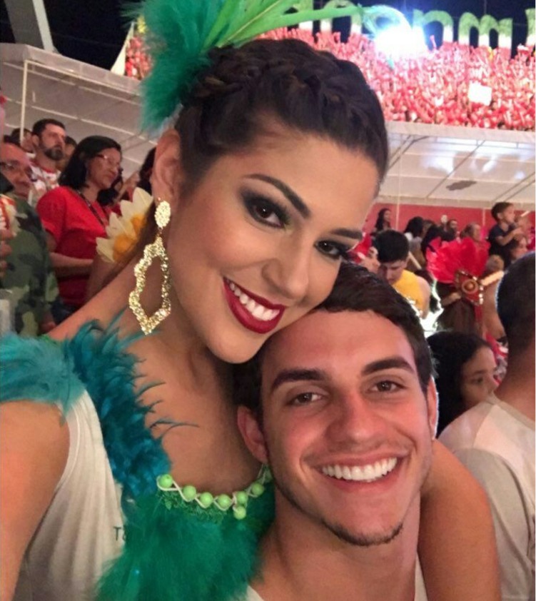 No Festival de Parintins, Vivian Amorim posa com Gretchen, Nicole Bahls e ex-BBBs