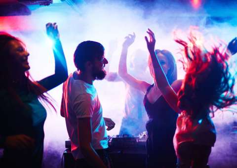 Justiça diz que é ilegal cobrar preço diferente para homem e mulher em balada