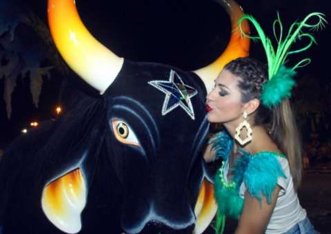 Ex-BBB Vivian Amorim “pira” com vitória do Caprichoso em Parintins