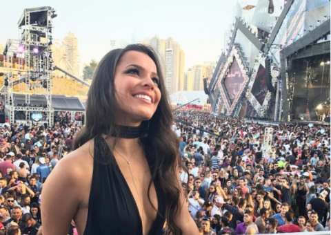 Ex-BBB Emilly debocha de público de pista em show e grita: “Eu sou rica”
