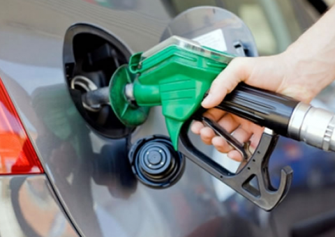 Três dias após anunciar redução, Petrobras aumenta preço da gasolina e do diesel