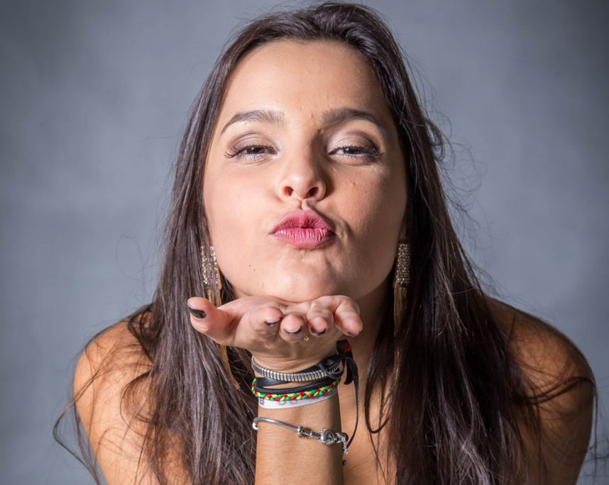 Após fazer deboche e humilhar menina em público, ex-BBB Emilly se pronuncia: 'Pobre não é ofensa'