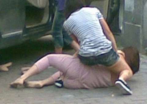 Traída ataca amante do marido e dá surra no meio da rua