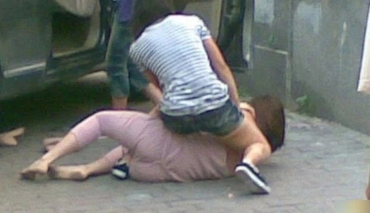 Traída ataca amante do marido e dá surra no meio da rua