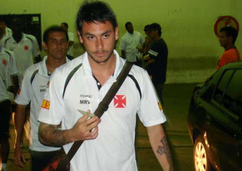 Assaltantes invadem casa de ex-atacante do Vasco e roubam mais de R$ 5 milhões 