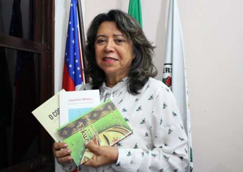 Escritora de livros sobre heranças indígenas e ginástica rítmica realiza noite de autógrafos