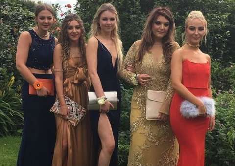 Jovem escolhe ‘bolsa' inusitada para ir a baile e bomba na web 