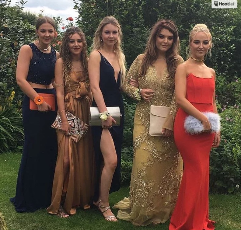 Jovem escolhe ‘bolsa' inusitada para ir a baile e bomba na web 