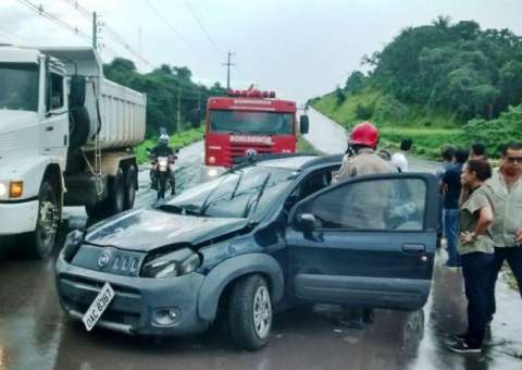 Durante chuva, carro bate em poste na AM-010 e deixa uma pessoa ferida