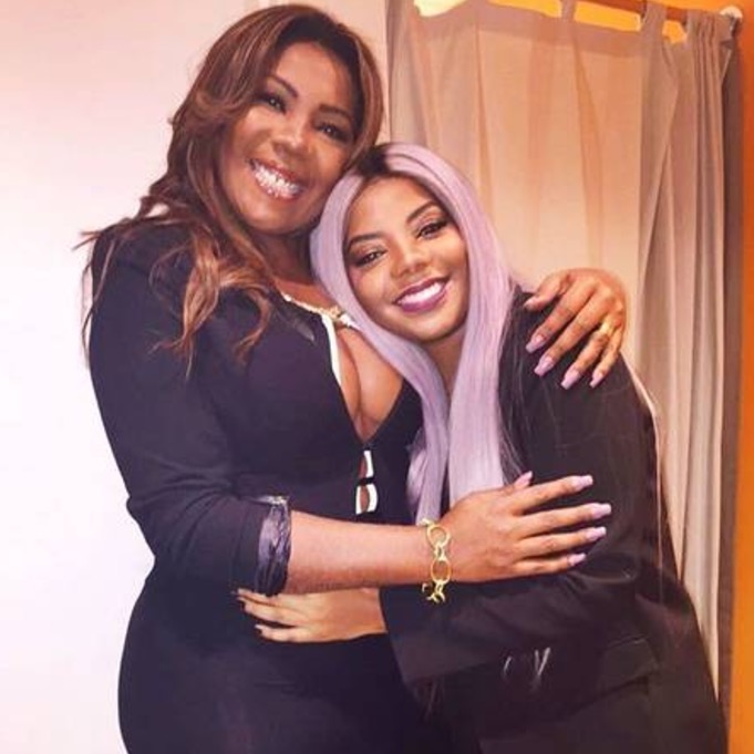 Mãe de Ludmilla arma barraco em salão após ser criticada por funcionária na web