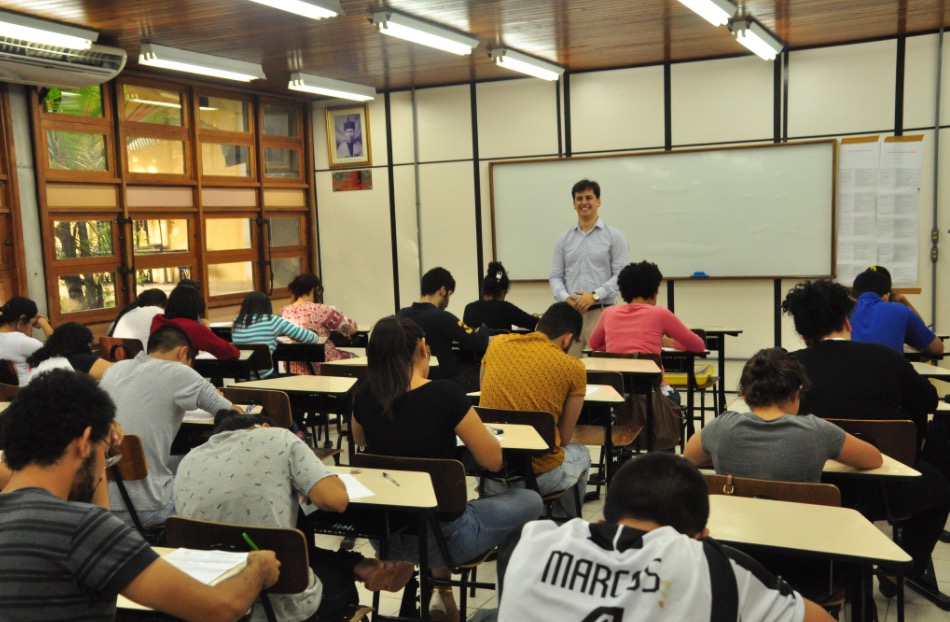 Ufam lança concurso com salários de até R$ 9 mil