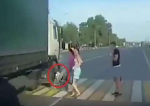 Por pouco, bebê em carrinho escapa de atropelamento por carreta. Vídeo 