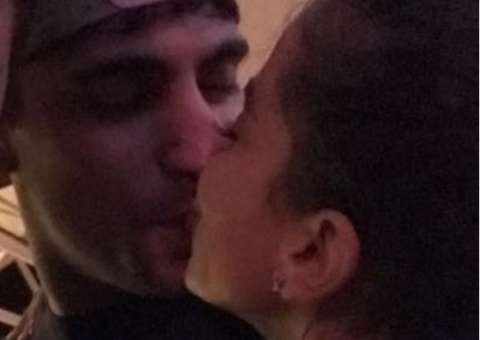 Anitta é flagrada aos beijos com novo namorado em festa