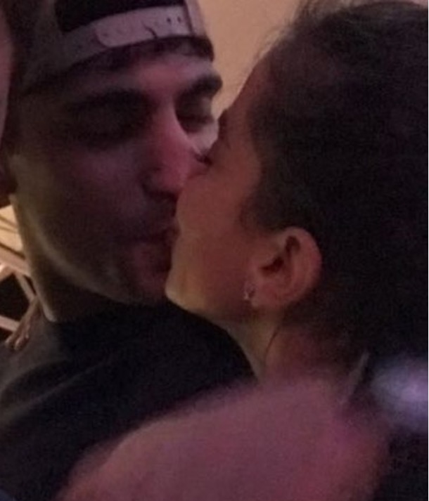 Anitta é flagrada aos beijos com novo namorado em festa