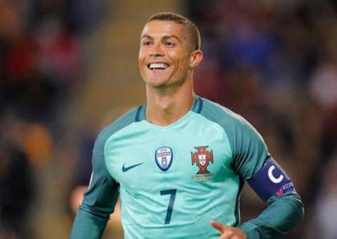 Cristiano Ronaldo mostra foto fofa com os três filhos