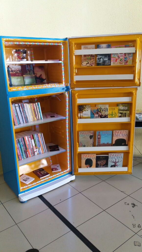 Universitários reutilizam eletrodomésticos para criar bibliotecas móveis em Manaus