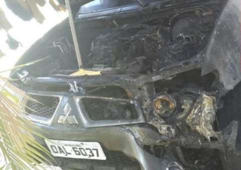 Bandidos invadem casa e incendeiam carro de delegado no AM