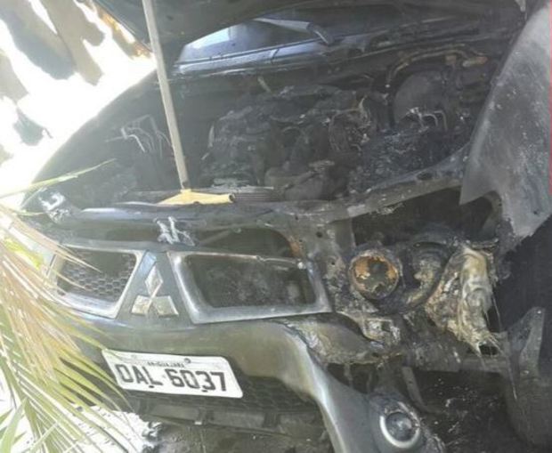Bandidos invadem casa e incendeiam carro de delegado no AM