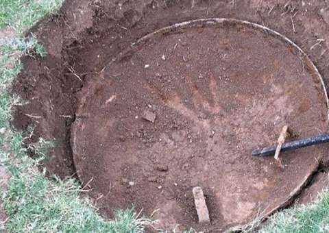 Após perceber que nada crescia em parte do jardim, homem descobre algo que vai te surpreender