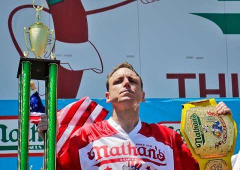 Homem come 72 cachorros quentes em poucos minutos: 'tinha previsto comer mais'