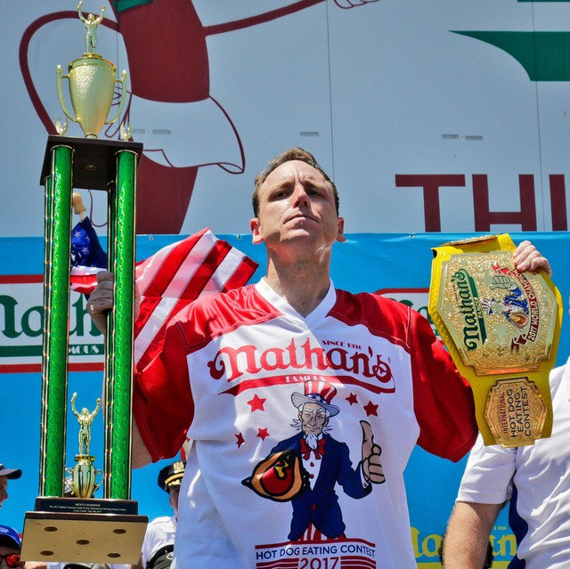 Homem come 72 cachorros quentes em poucos minutos: 'tinha previsto comer mais'