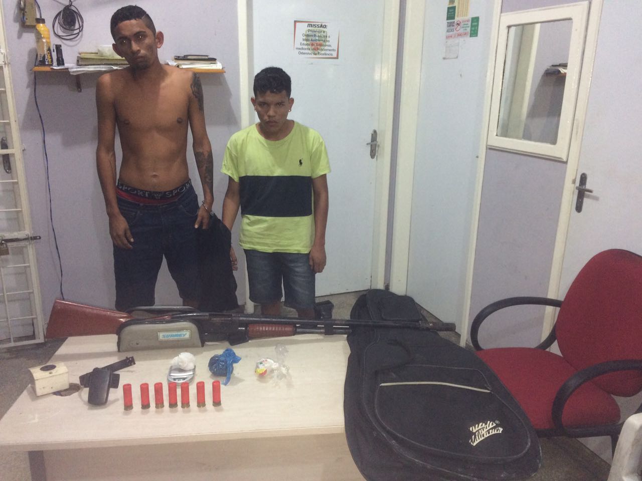 Dupla é presa com escopeta, munições e drogas em Manaus