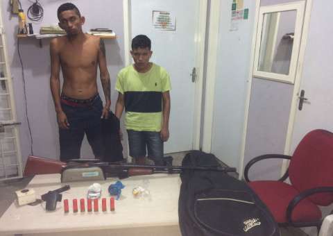 Dupla é presa com escopeta, munições e drogas em Manaus