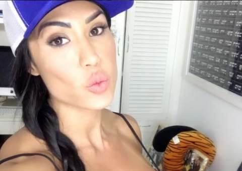 De microshort, Gracyanne Barbosa faz treme-treme com bumbum em aula de dança